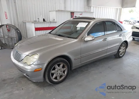 2003 Mercedes-Benz C 240 z USA, uszkodzony, nr VIN WDBRF61J43E011539
